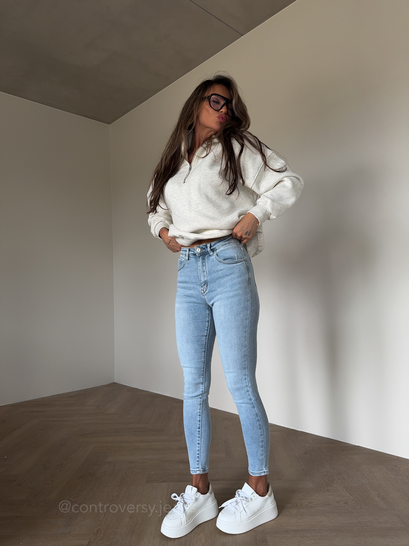 JASNE JEANSY KLASYCZNE 380