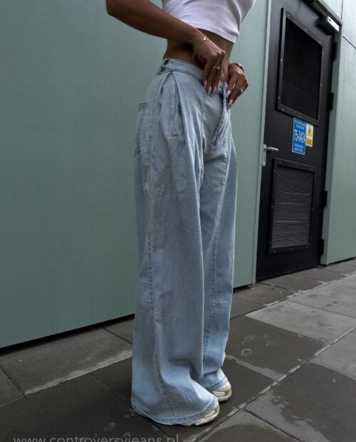 Jasno niebieskie jeansy flare