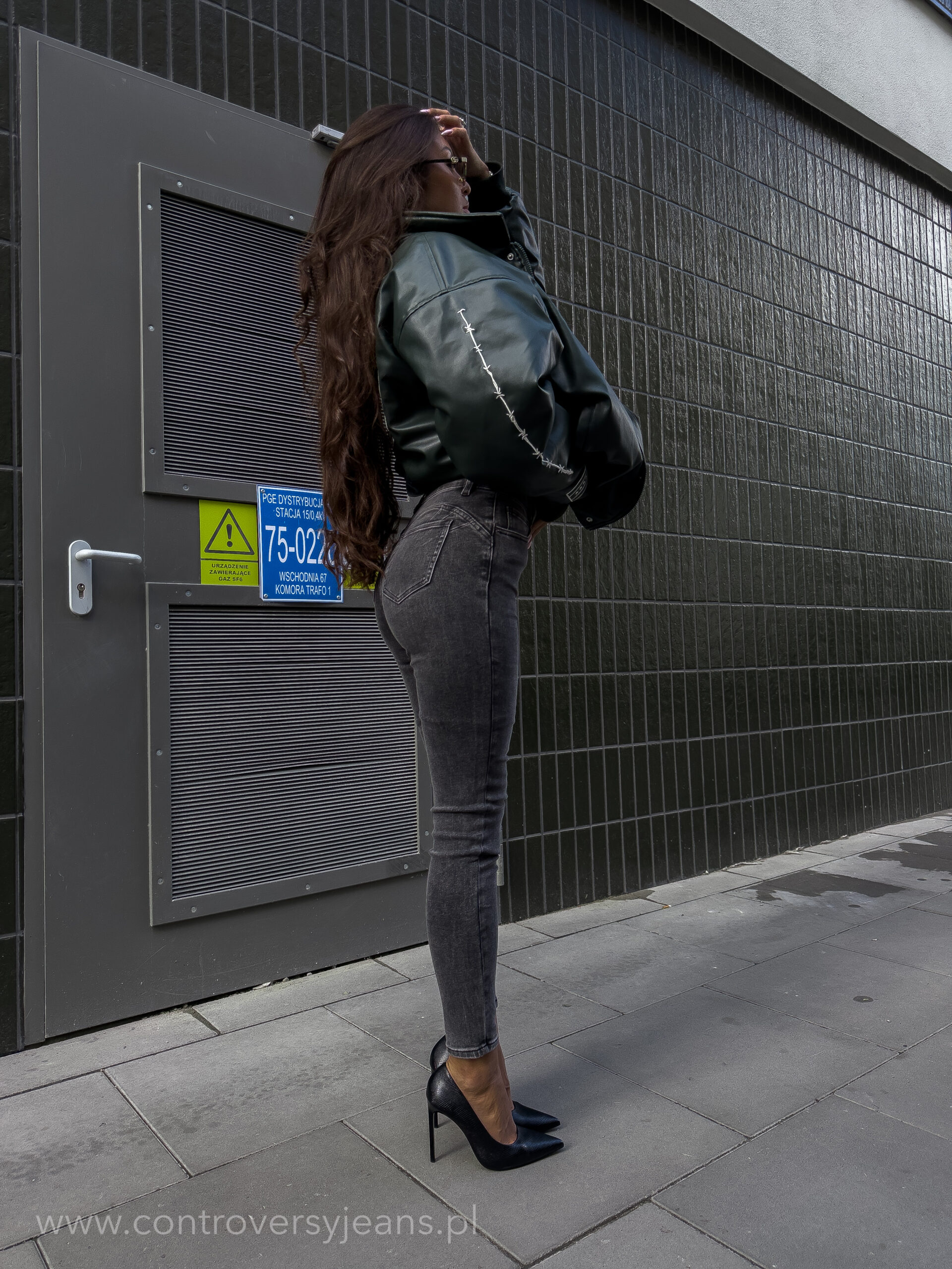 Ciemno szare skinny push-up damskie spodnie modelujące. Elastyczne jeansy damskie