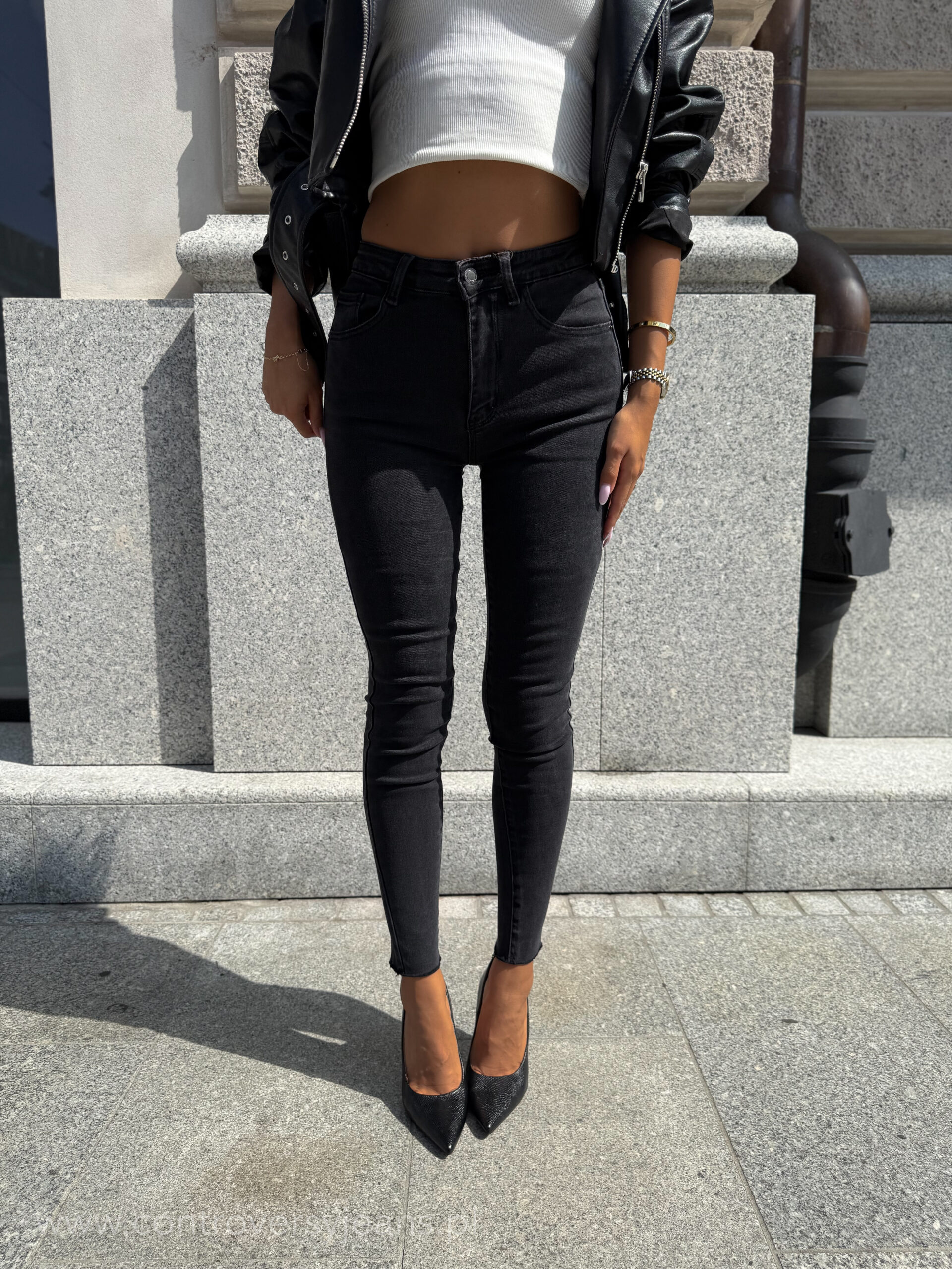 Ciemno szare jeansy skinny damskie. Modelujące spodnie z wysokim stanem i ciętą nogawką