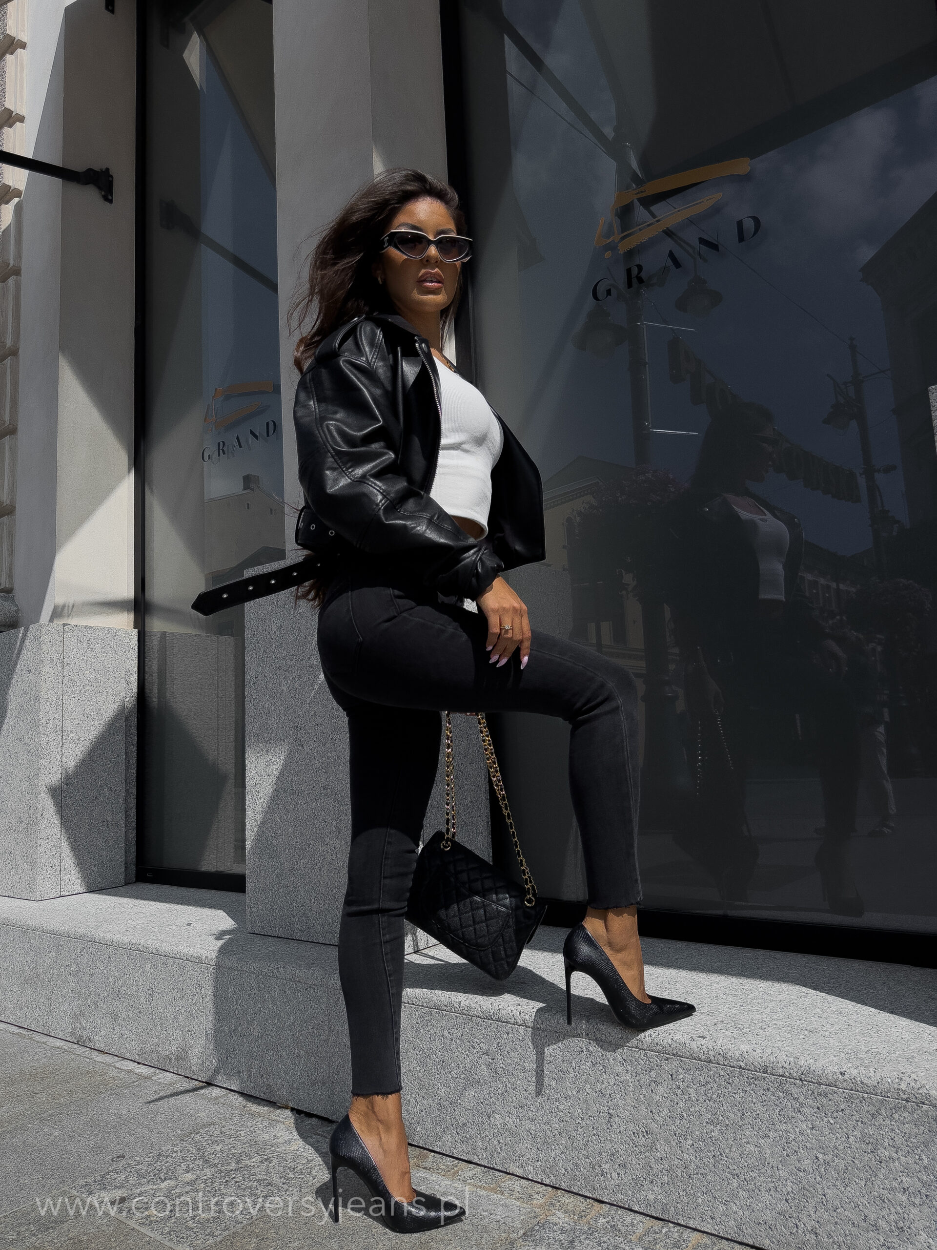 Ciemno szare jeansy skinny damskie. Modelujące spodnie z wysokim stanem i ciętą nogawką