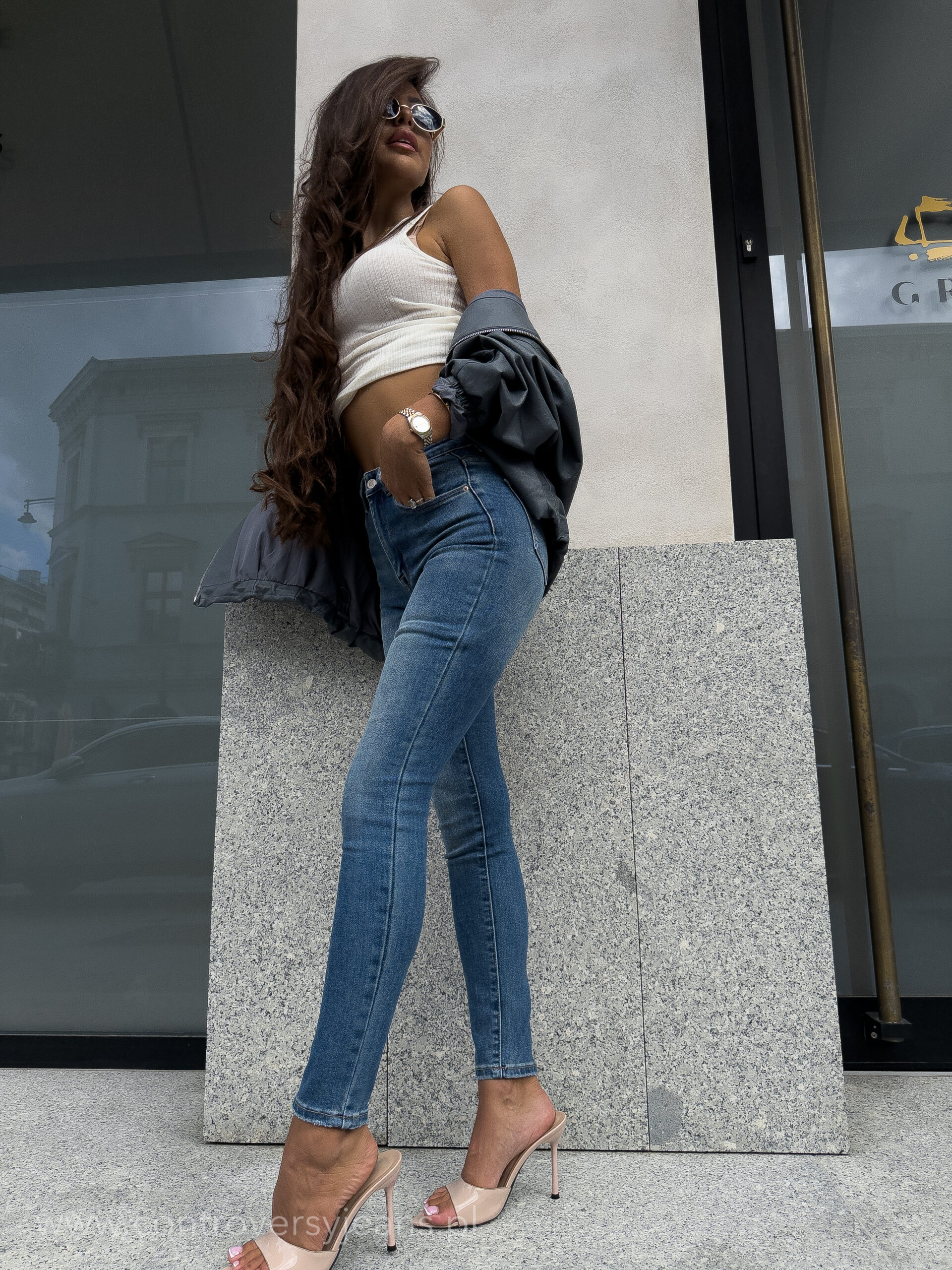 Ciemno niebieskie jeansy modelujące z elastanem. Jeansy damskie z wysokim stanem od Controversy Jeans