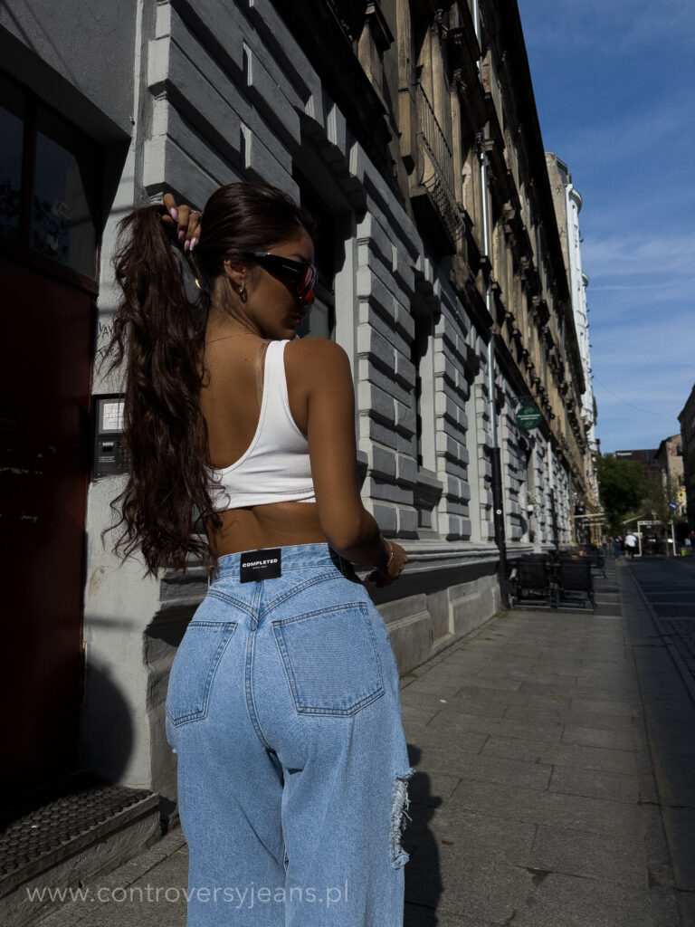 Jeansy damskie flare / banan . Spodnie z wysokim stanem dla kobiet wysokich i niższych do podwinięcia. Jeansy z przetarciami na bokach . Spodnie z unikatowym tyłem
